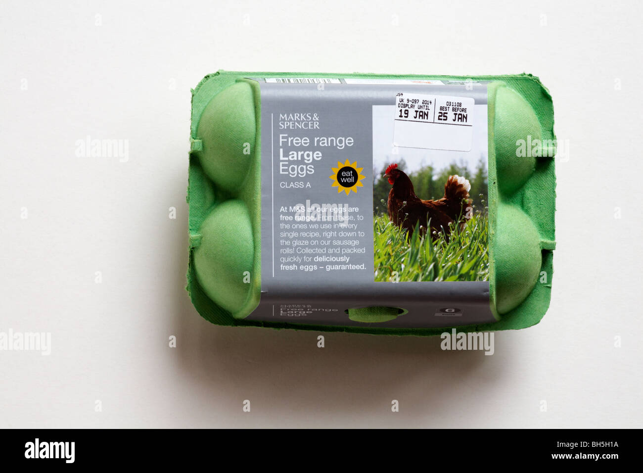 Uovo scatola chiusa - 6 free range uova grandi da Marks & Spencer isolati su sfondo bianco - eggbox Foto Stock