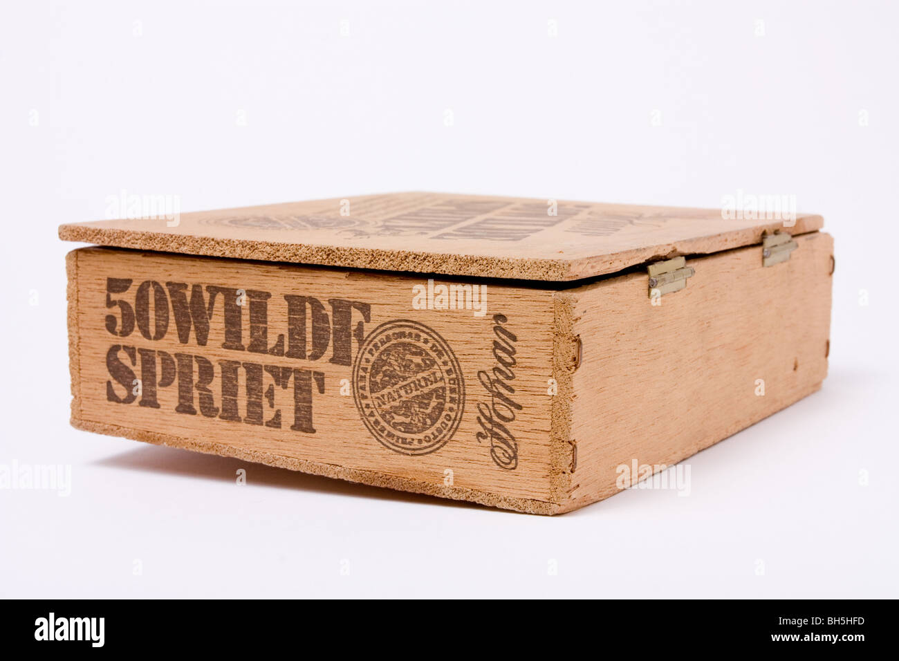 Vecchio vintage Astuccio per sigari tagliare outagainst sfondo bianco. Foto Stock