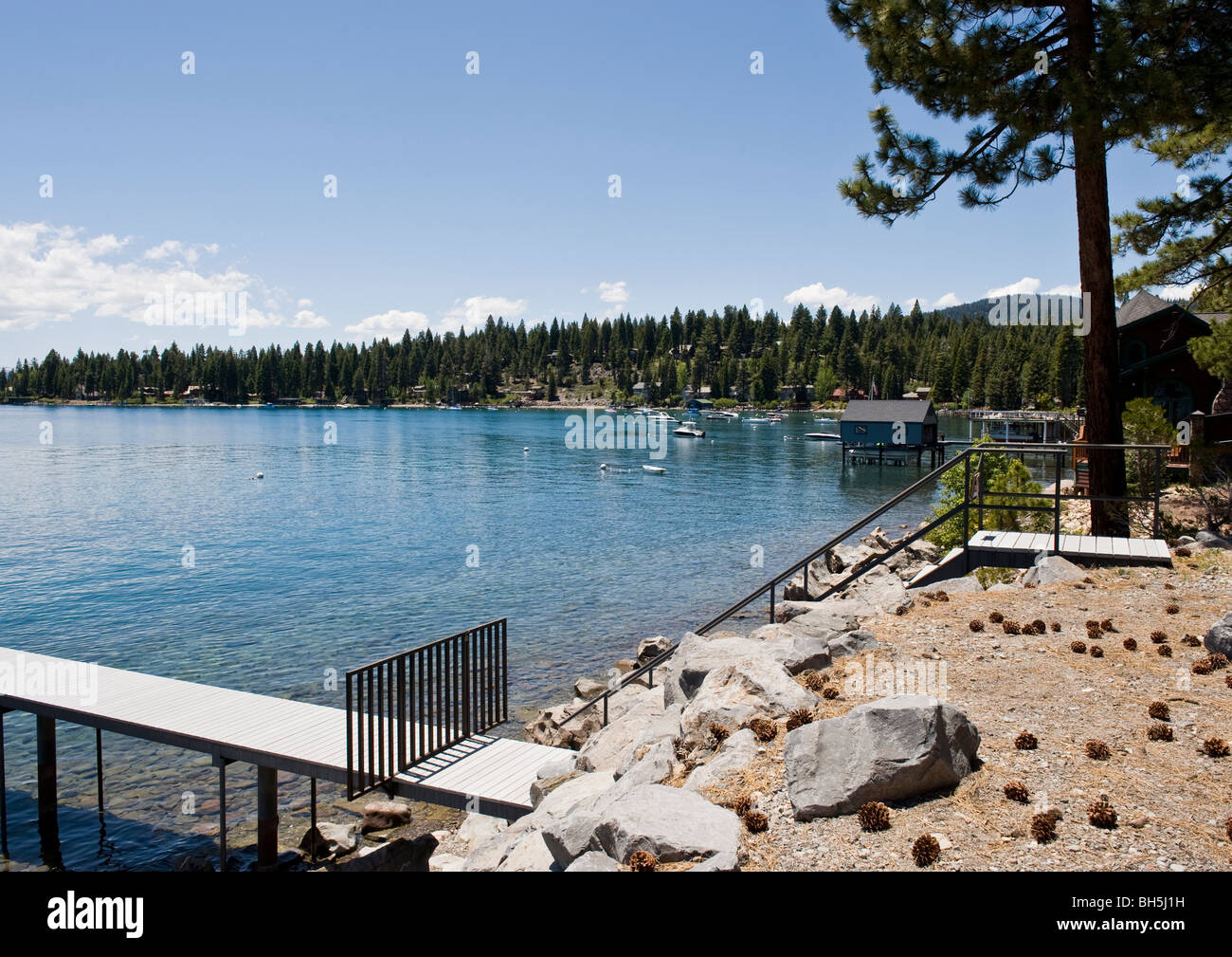 Bella leisure resort con barca e servizi nuoto presso un villaggio sulla spiaggia della Baia di smeraldo del lago Tahoe in California. Foto Stock
