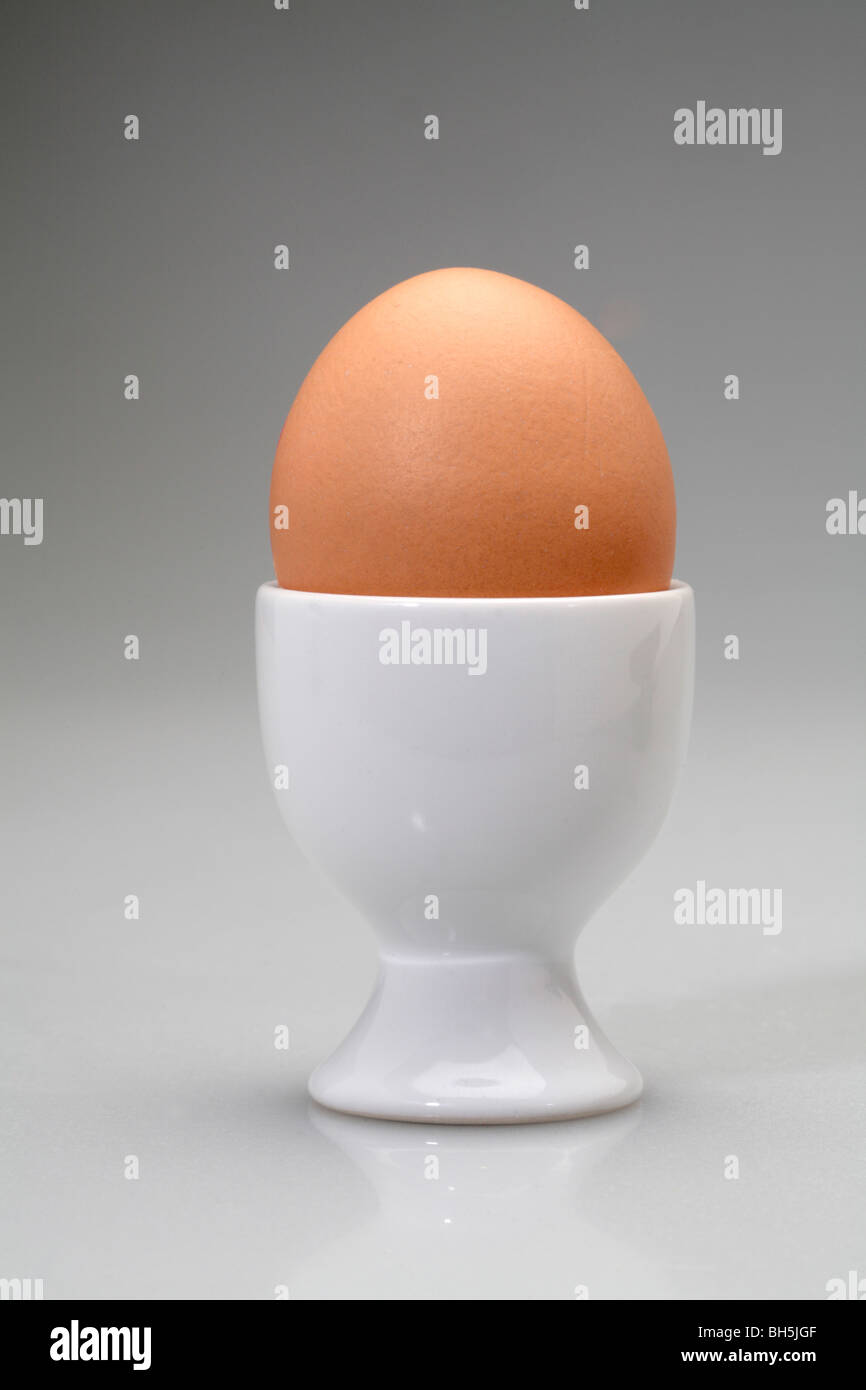 Uovo sodo in un uovo bianco tazza. Foto Stock