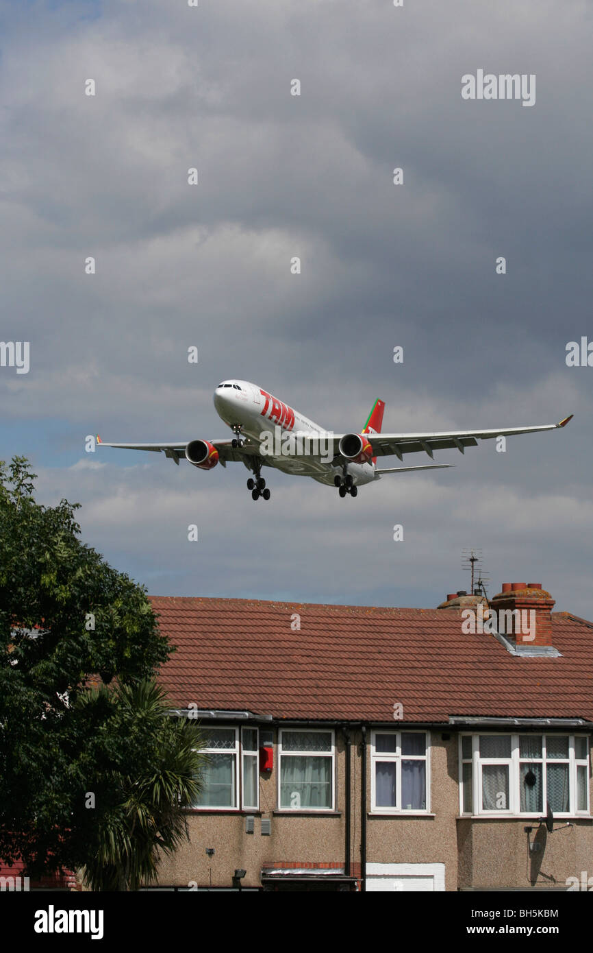 TAM Airlines Airbus A330 sorvolo sui tetti di Londra in rotta per Heathrow Foto Stock