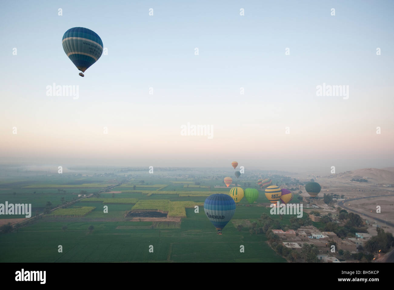 Giro in Mongolfiera vicino alla Valle dei Re, Luxor, Egitto, Africa Foto Stock
