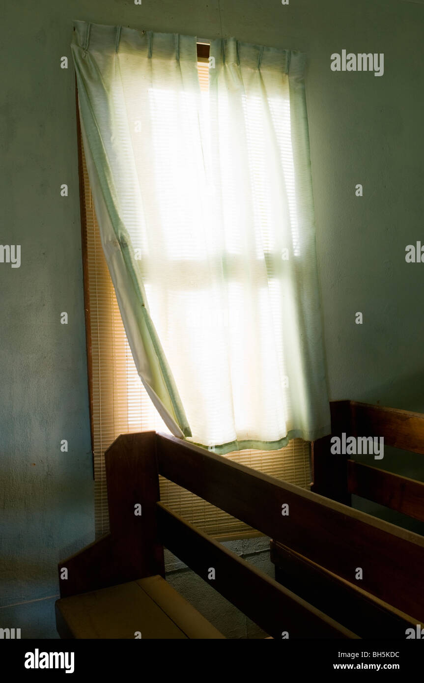 Finestra e le panche nella vecchia chiesa abbandonata Foto Stock