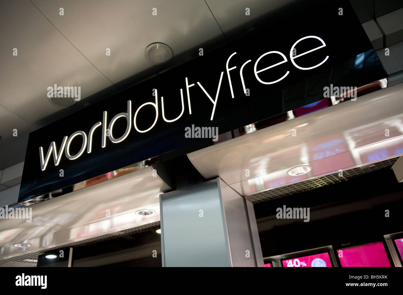 World Duty Free Shopping firmare all'aeroporto di Stansted, Inghilterra Foto Stock