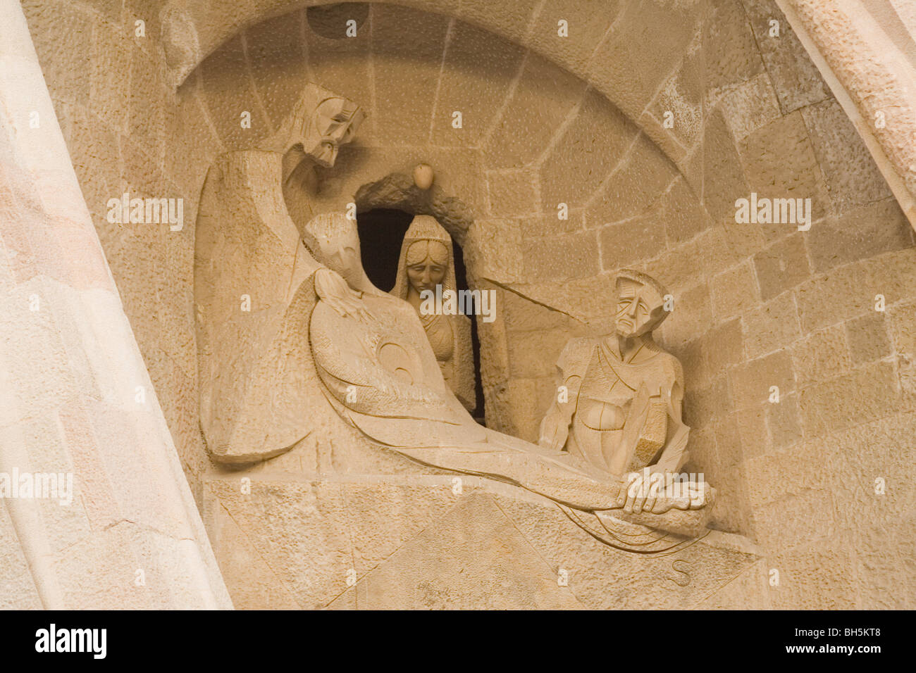 Parte della facciata della Passione della Sagrada Familia di Barcellona, raffiguranti Gesù dopo la sua crocifissione deposto dalla croce. Foto Stock