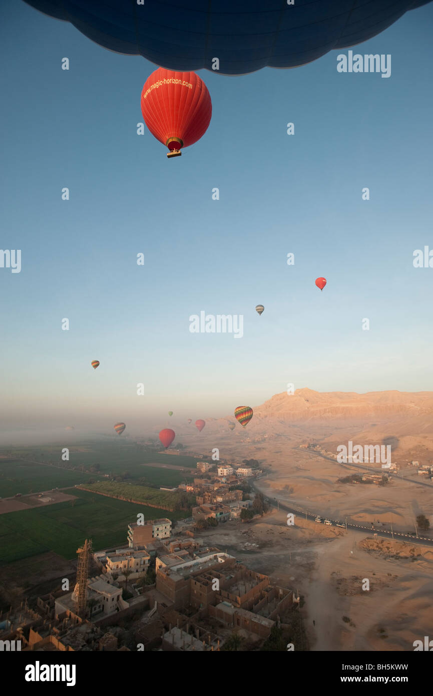 Giro in Mongolfiera vicino alla Valle dei Re, Luxor, Egitto, Africa Foto Stock