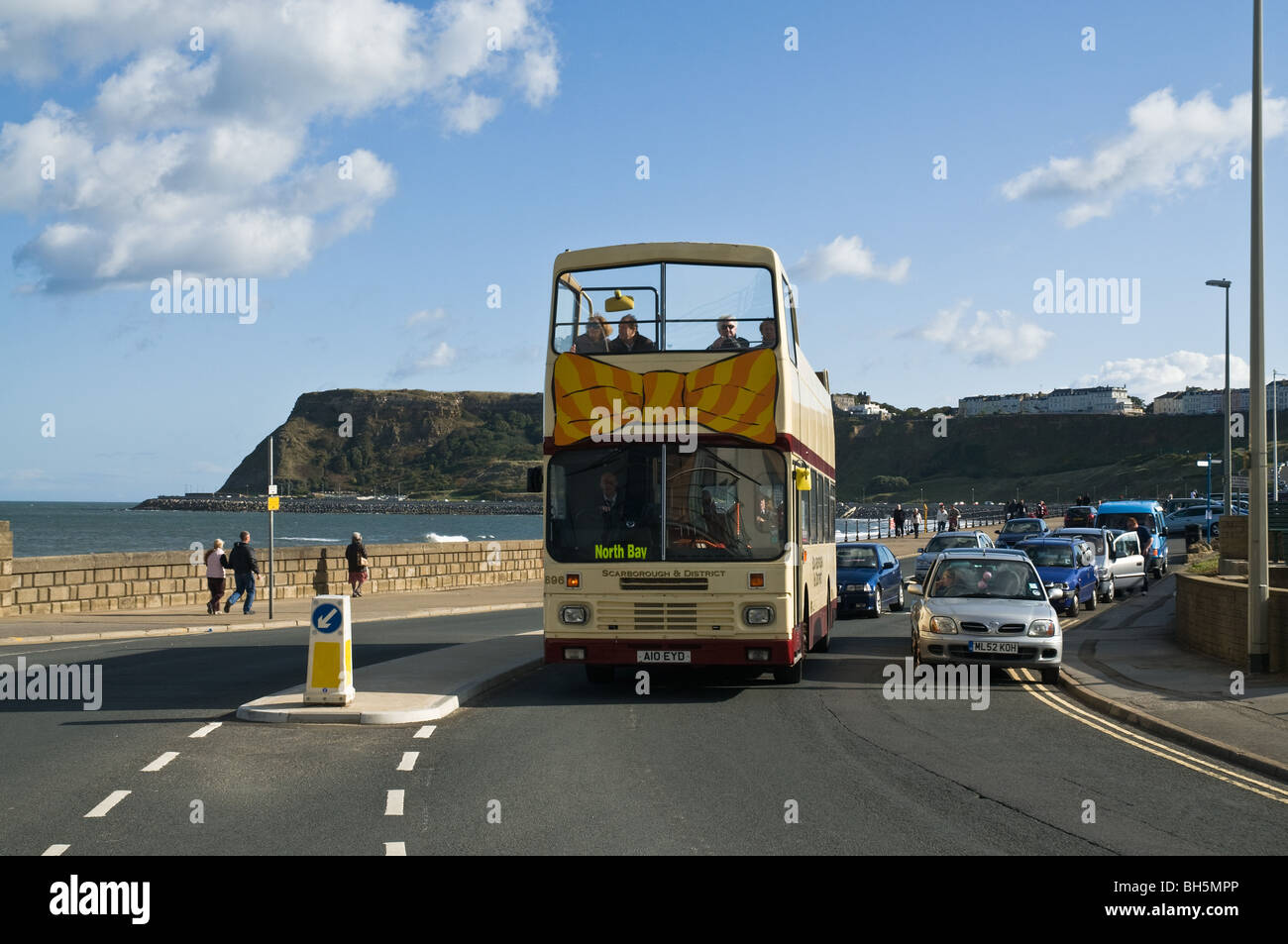 Dh North Bay Scarborough North Yorkshire Open top bus sulla baia del nord promenade Royal Albert Drive Foto Stock