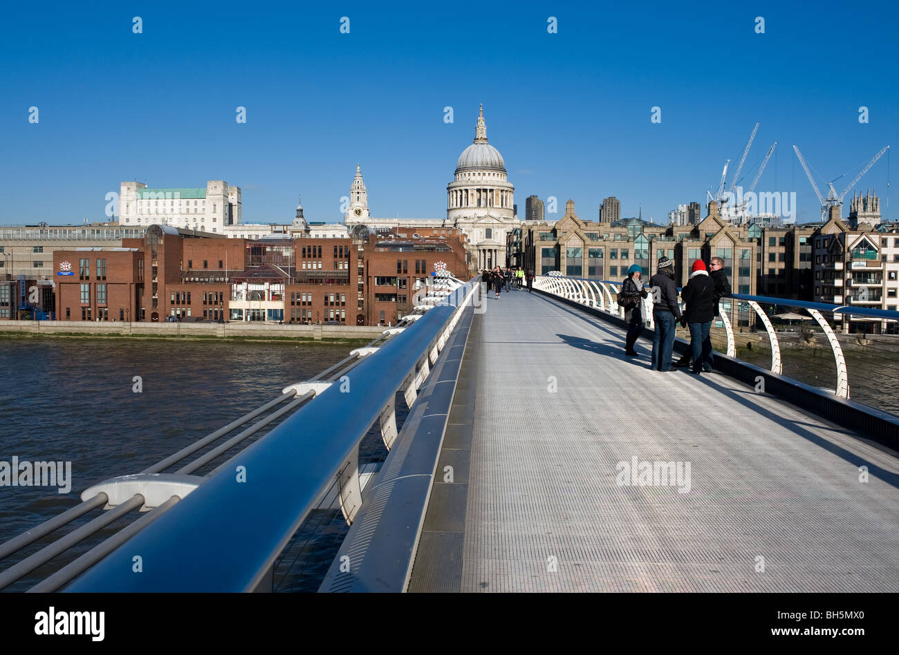 La gente sul Millenium Bridge di Londra. Foto di Gordon Scammell Foto Stock