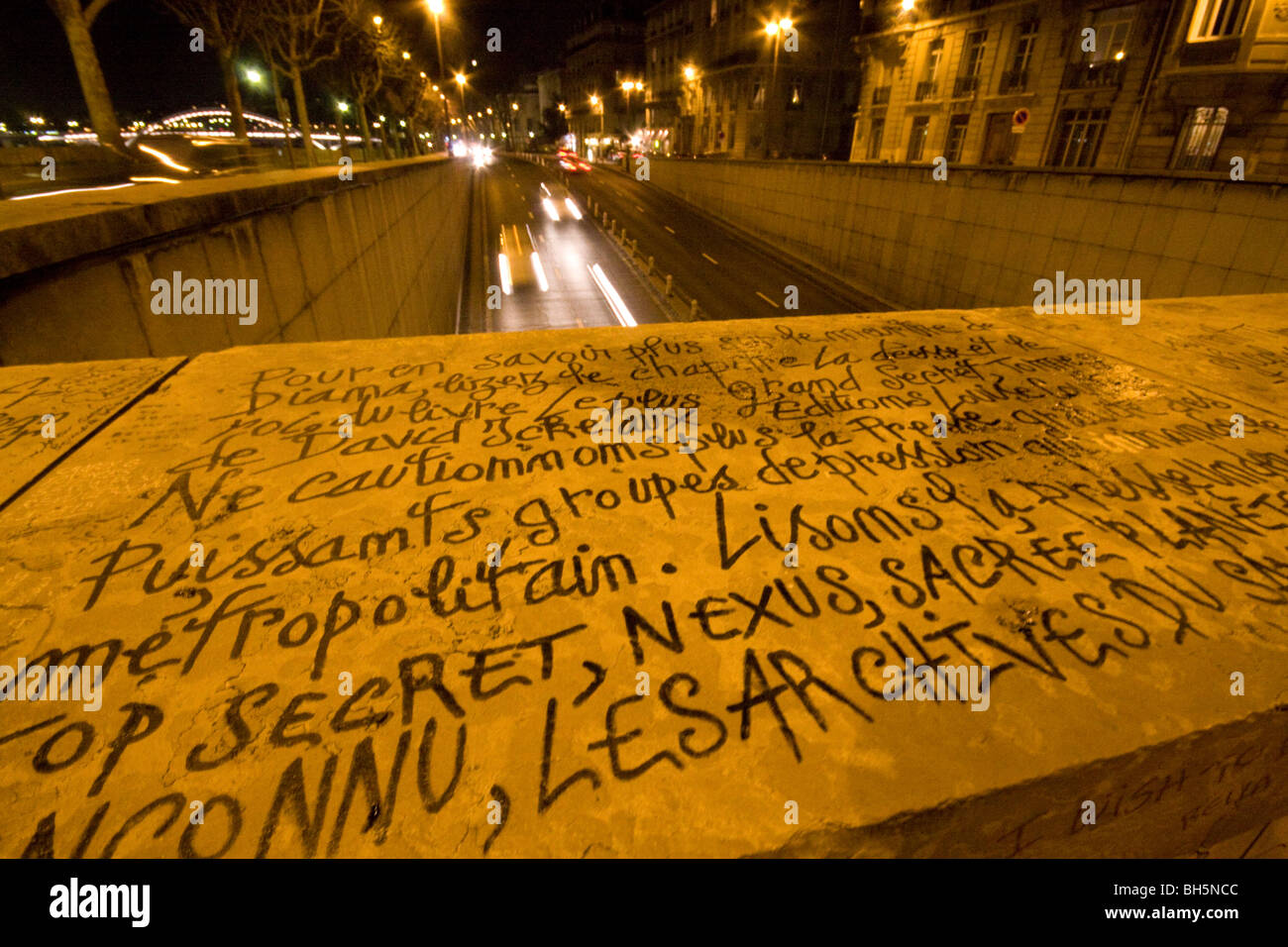 Graffiti lasciati da persone in lutto presso la scena dove la Principessa Diana del Galles è morto in un incidente stradale il 31 agosto 1997. Foto Stock