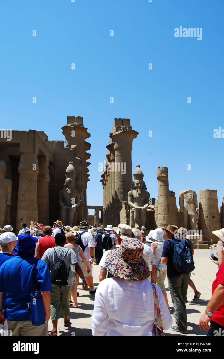 I turisti il floccaggio in tempio di Luxor numero 2857 Foto Stock