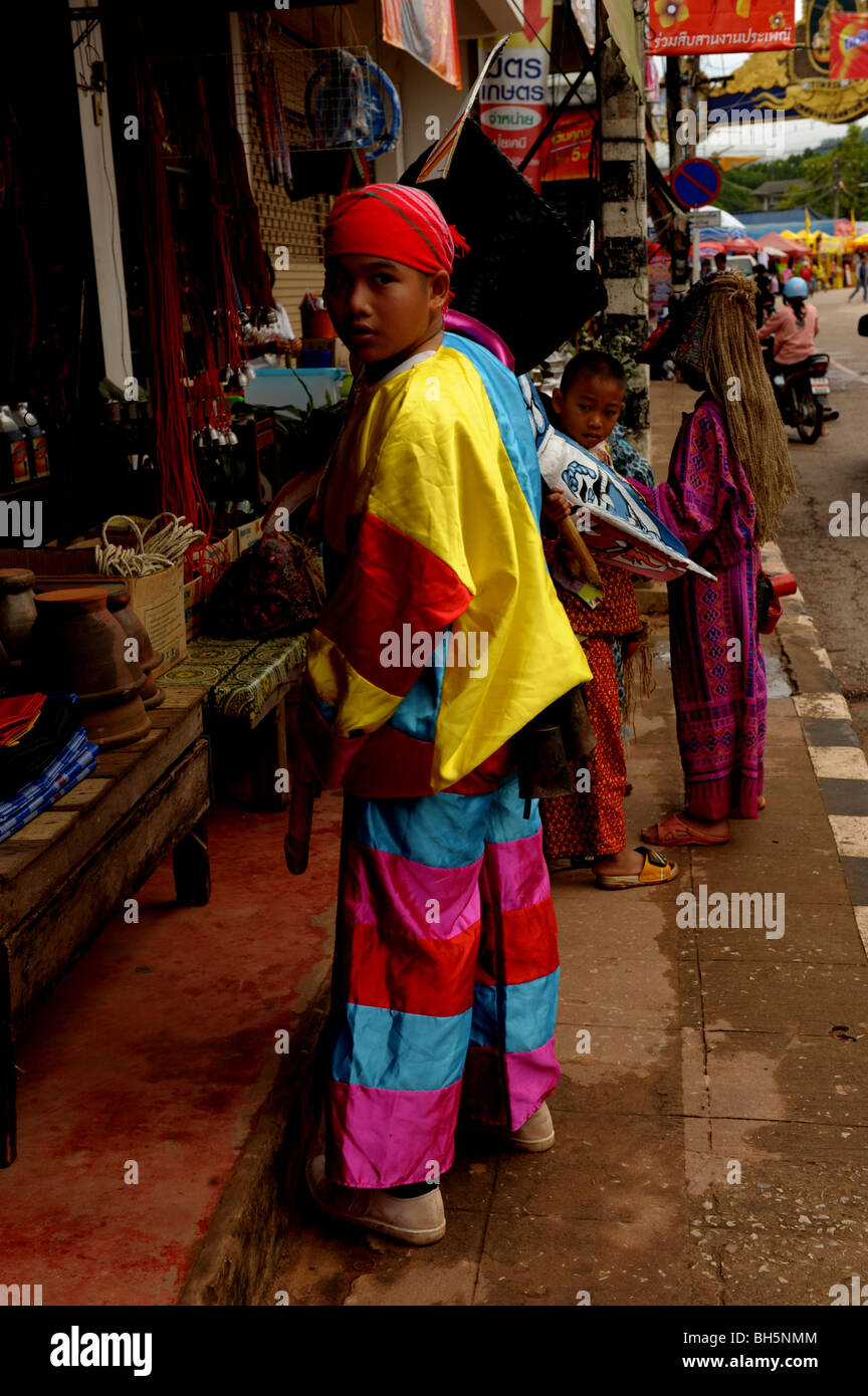 Ragazzo con maschera e crazy ghost costume, phitakon festival (pi ta khon) , dansai, loei , a nord-est della Thailandia Foto Stock