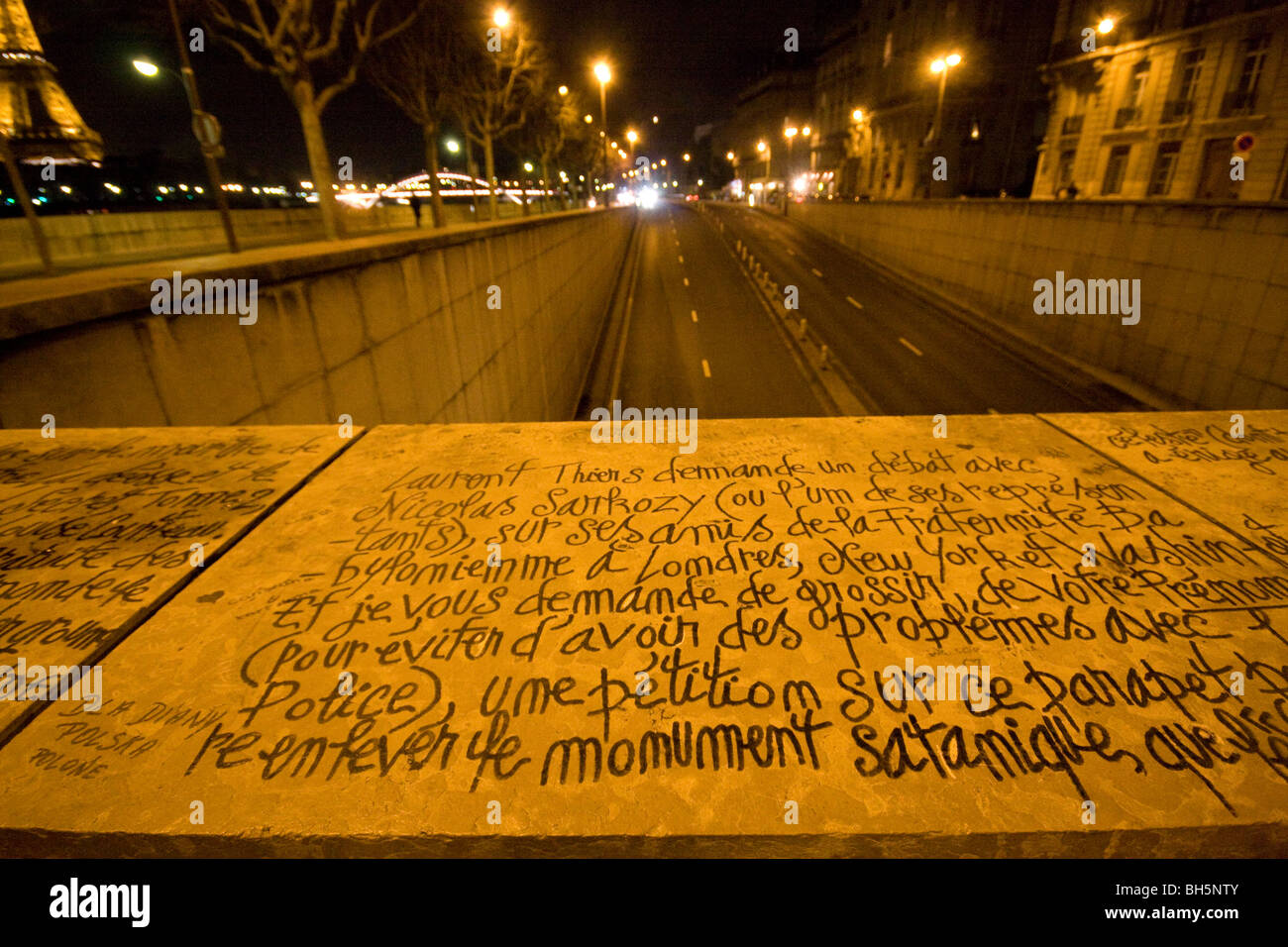 Graffiti lasciati da persone in lutto presso la scena dove la Principessa Diana del Galles è morto in un incidente stradale il 31 agosto 1997. Foto Stock