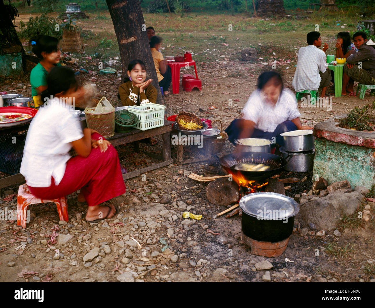 Calabash fresco è la frittura a cookshop in luogo di mercato Flachenkürbis wird un einer Markt Garküche zubereitet MYANMAR Birmania Foto Stock