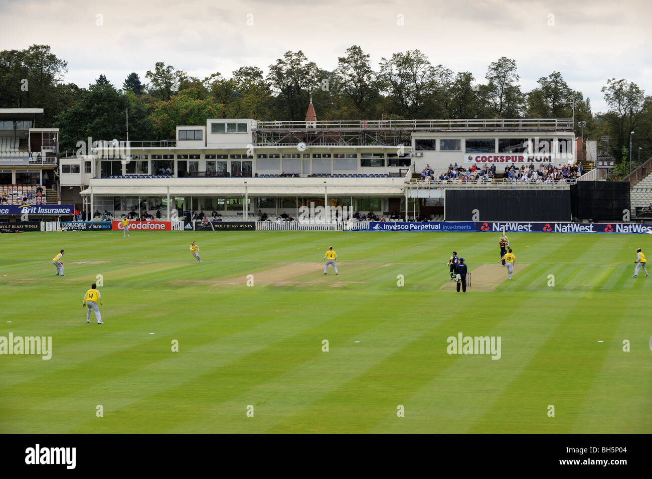 Warwickshire County Cricket Club giocano il loro ultimo match di fronte al vecchio padiglione Edgbaston 6/9/09 Foto Stock