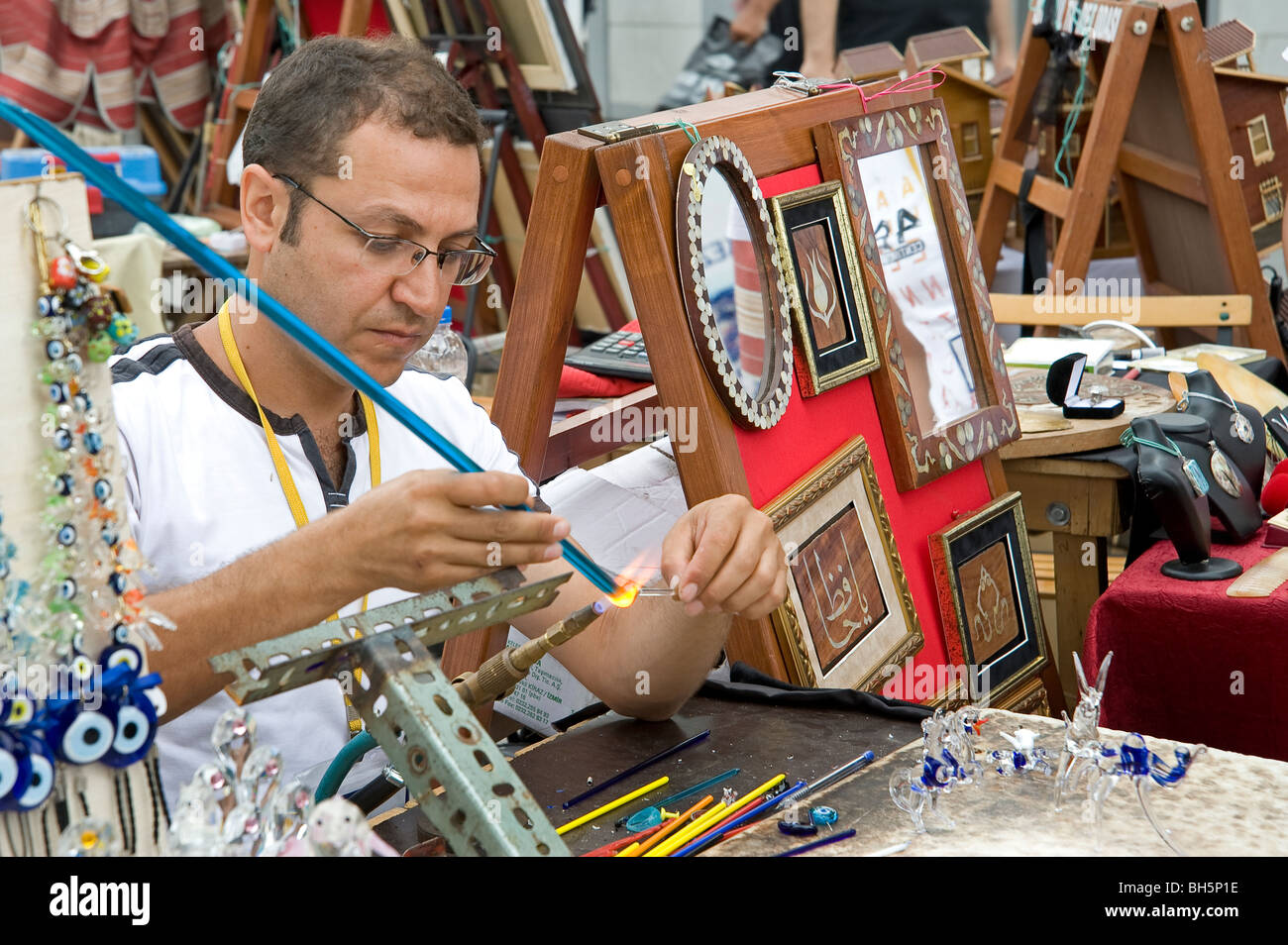 Artista di vetro a Eminonu Street Bazaar Istanbul Turchia Foto Stock