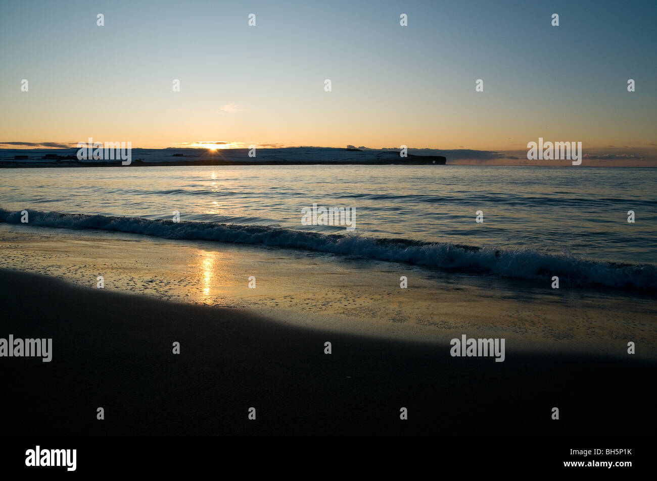 dh Skaill Bay SANDWICK ORKNEY Hole of Rowe headland at tramonto skaill baia spiaggia mare crepuscolo mare costa regno unito mare spiagge Foto Stock