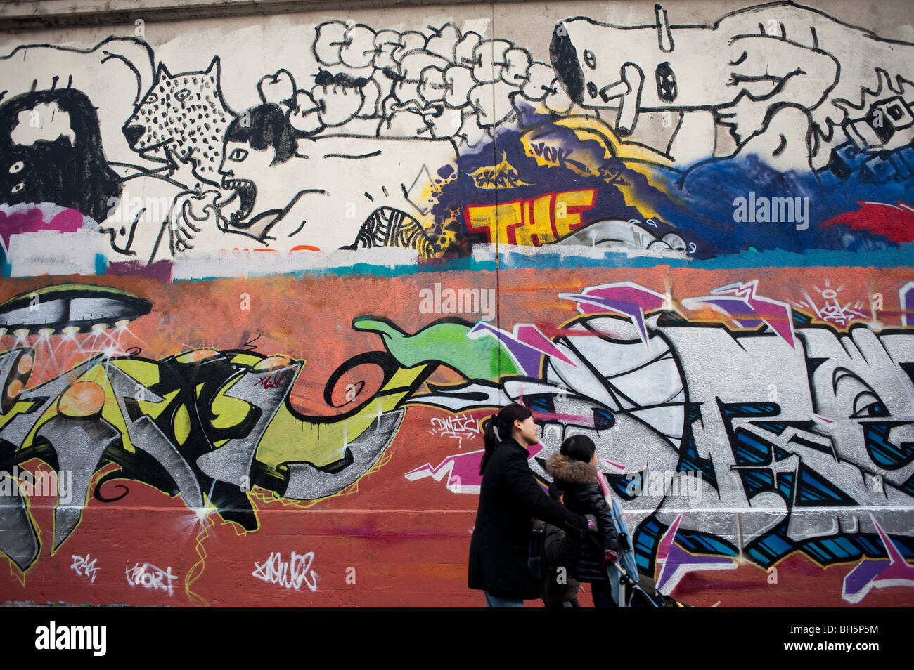 Parigi, Francia, graffiti dipinti su muro nel ventesimo distretto, Foto Stock