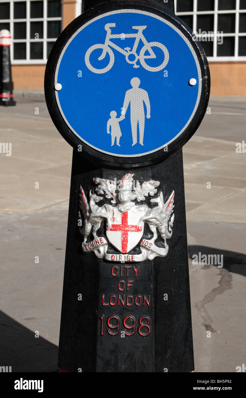 Bollard strada pedonale con & ciclista segno nella City di Londra, YK. Foto Stock