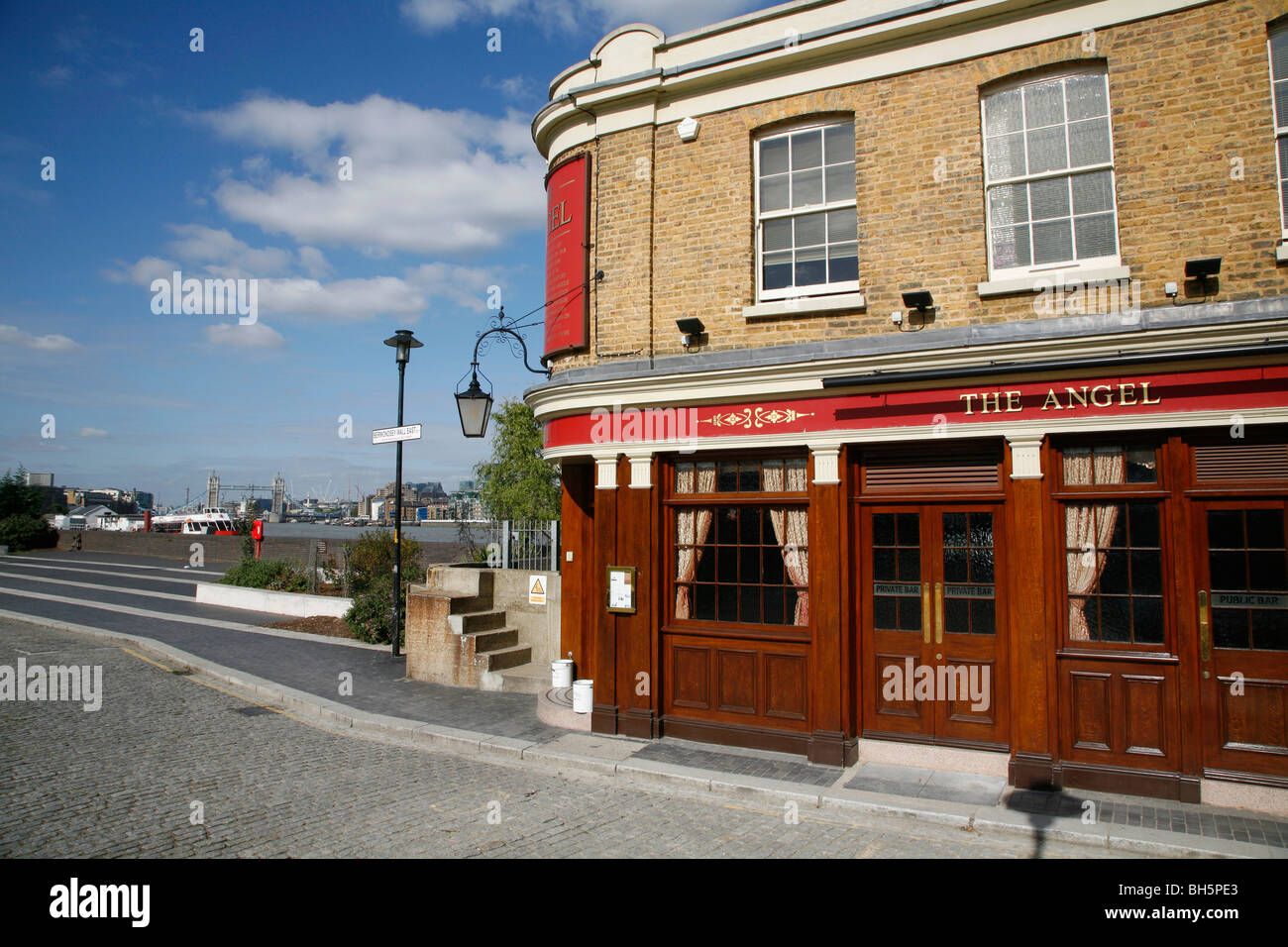 L'Angelo pub su Bermondsey parete est, Bermondsey, Londra, Regno Unito. Il Tower Bridge può essere visto in background. Foto Stock