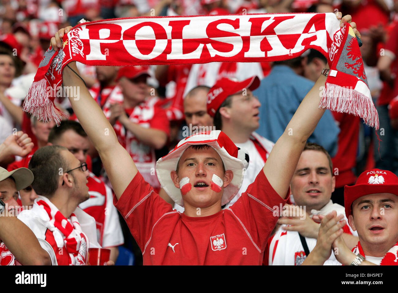 Un polacco tifoso può contenere fino una sciarpa al 2006 Fase finale della Coppa del Mondo di calcio Foto Stock