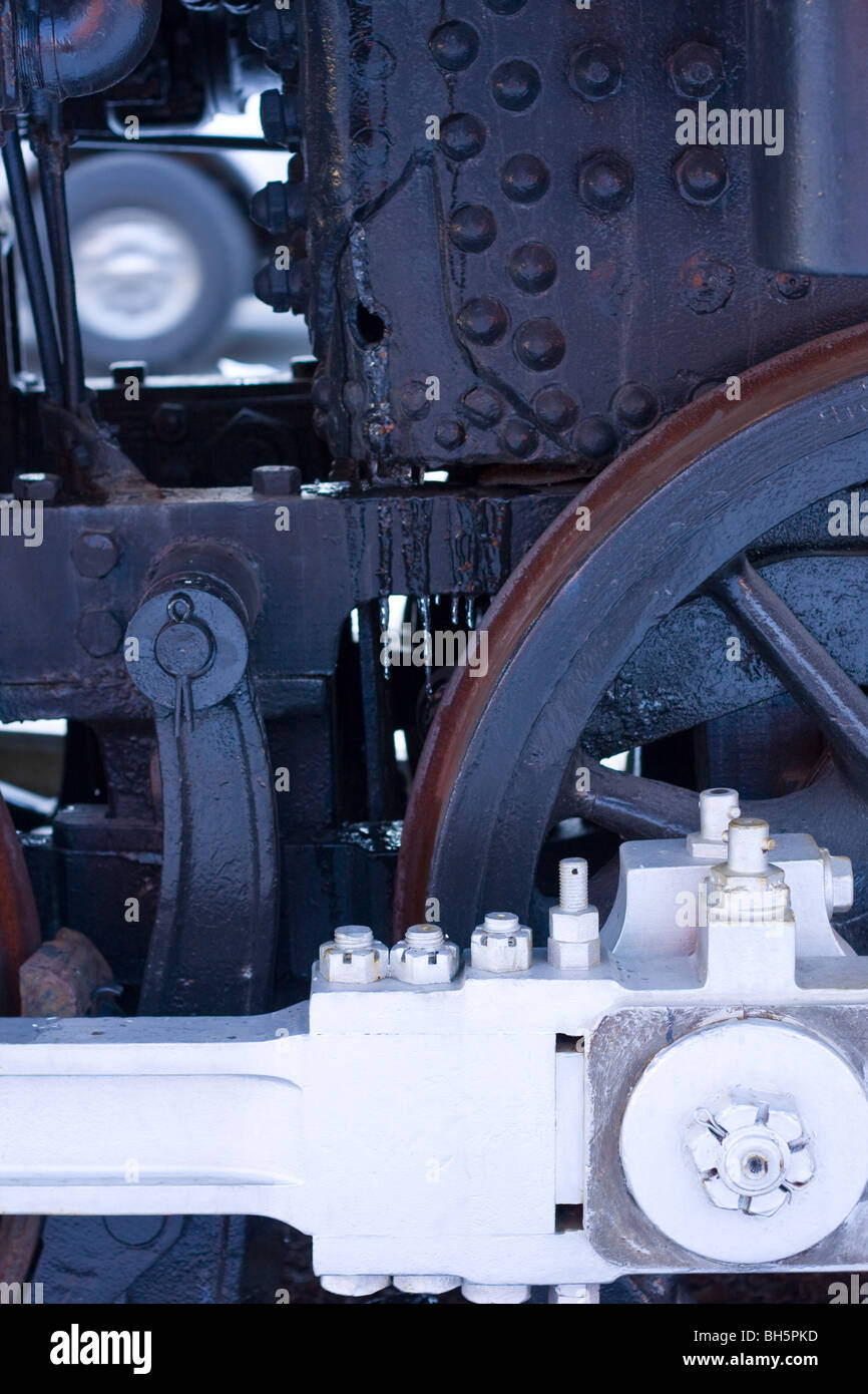 Dettaglio della locomotiva a vapore. Ruota motrice e l'asta di spinta. Foto Stock