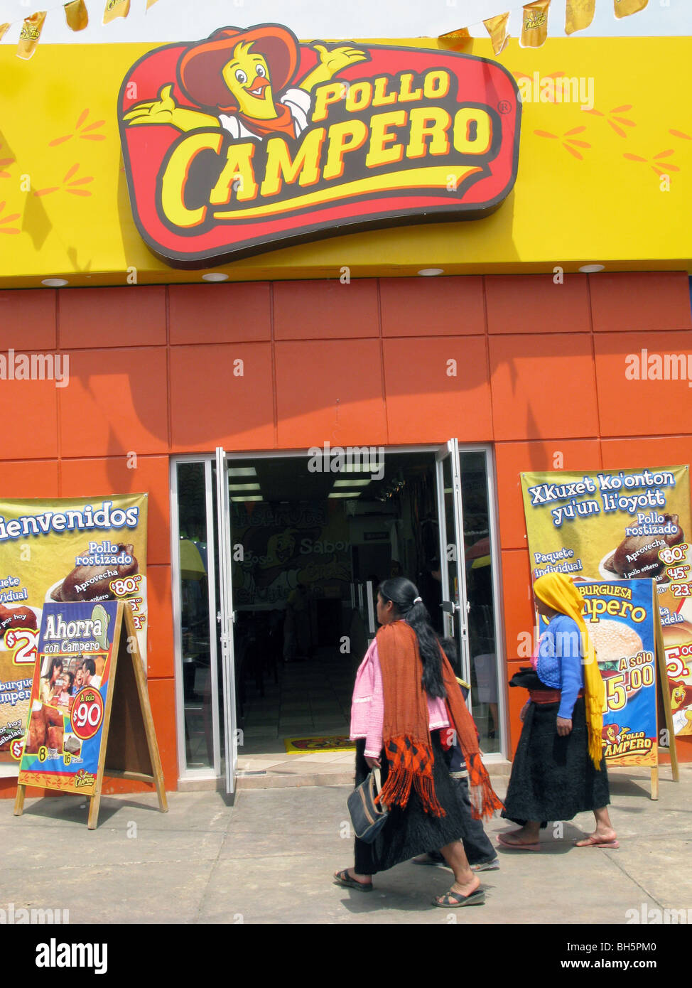 Messico Maya locale LE DONNE AL Pollo Campero una catena di FAST FOOD A SAN CRISTOBAL MERCATO NEL CHIAPAS Foto Julio Etchart Foto Stock