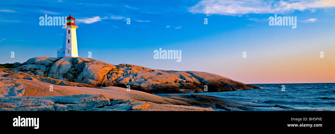 Foto panoramica di Peggys Cove Faro e formazioni rocciose durante il tramonto in Nova Scotia, Canada Foto Stock
