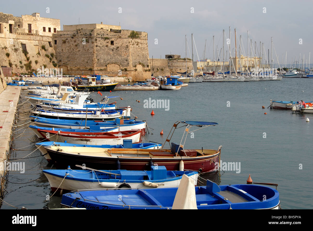 Porto e Città Citywall Gallipoli, Puglia, Italia Foto Stock