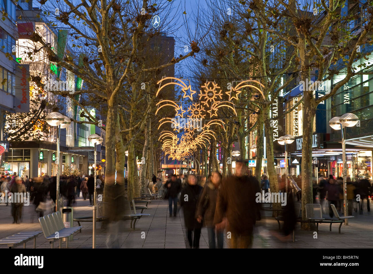 KOENIGSTRASSE STREET, la zona pedonale e la stazione ferroviaria torre, Baden Wuerttemberg, Germania Foto Stock