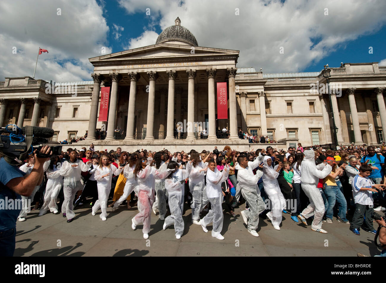 Michael Jackson fans ricreare la mitica Thriller dance a Londra in Trafalgar Square Foto Stock