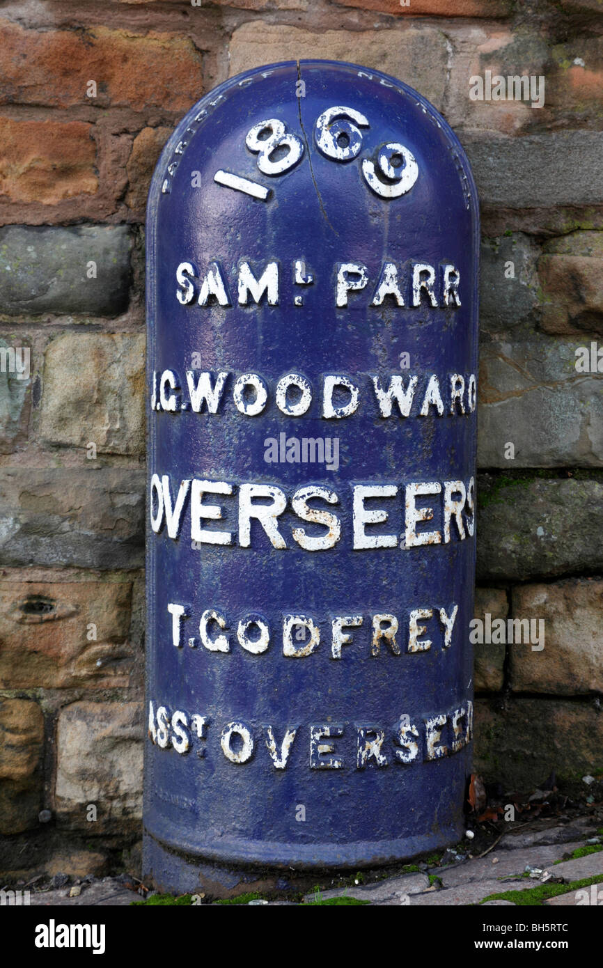 Piccolo monumento ai sorveglianti datata 1869 vicino al castello, castle road Nottingham Regno Unito Foto Stock