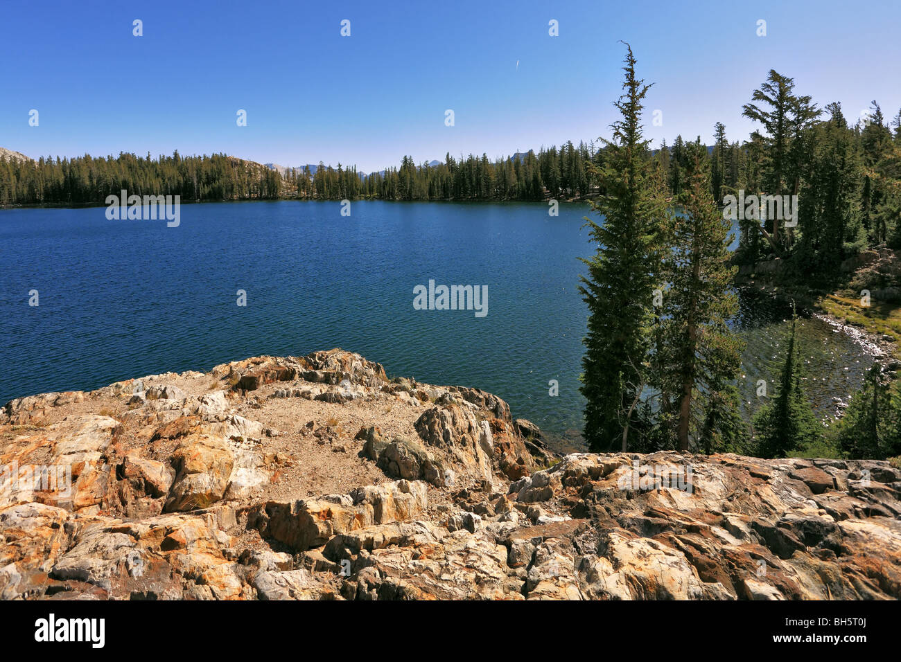 Luminose blu scuro può lago in montagna Yosemite Park negli Stati Uniti Foto Stock