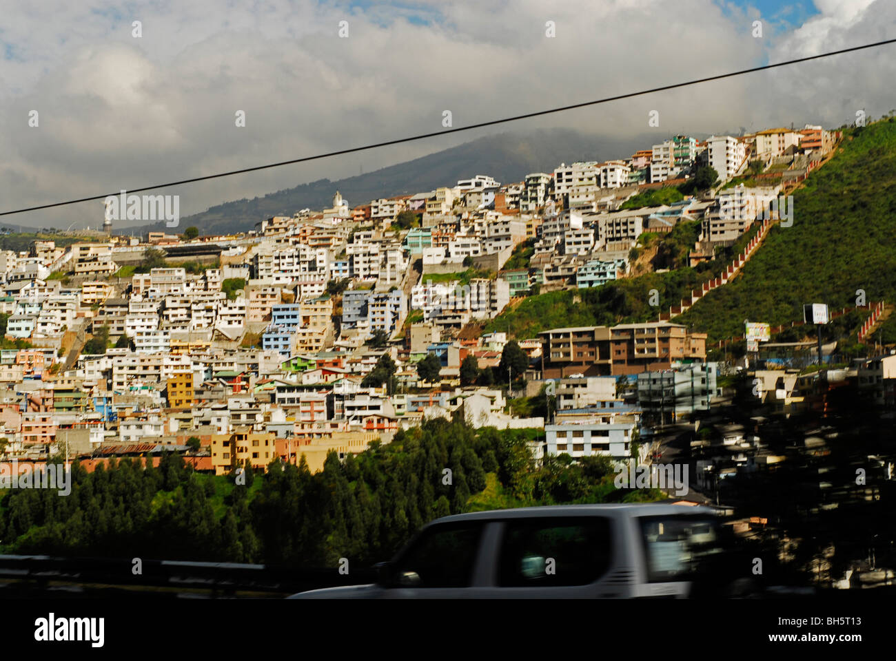 Ecuador, Quito sovraffollato case su una zona collinare e una vista in lontananza la Quito's Madonna Foto Stock
