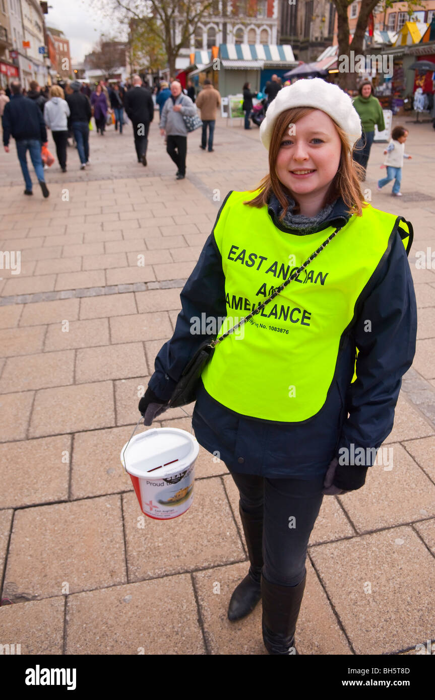 Una femmina di lavoratore di volontariato raccogliendo denaro per la East Anglian Air Ambulance in Norwich , Norfolk , Inghilterra , Inghilterra , Regno Unito Foto Stock