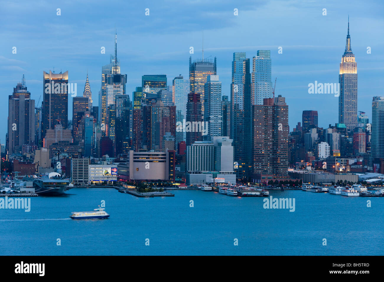 Stati Uniti d'America, la città di New York Midtown Skyline di Manhattan attraverso il Fiume Hudson Foto Stock