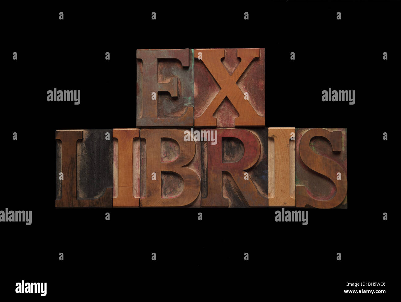 Le parole ex libris in macchiate con inchiostro di stampa in rilievo di tipo di legno su nero Foto Stock