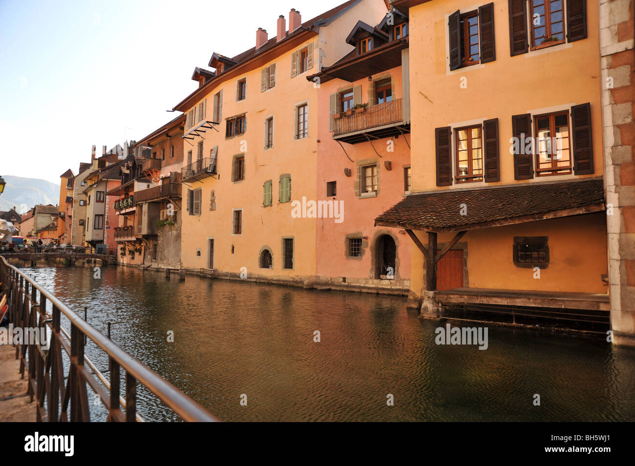 Fiume al lago di Annecy in alpine Haute Savoie, Rhone Alpes regione della Francia. Foto Stock