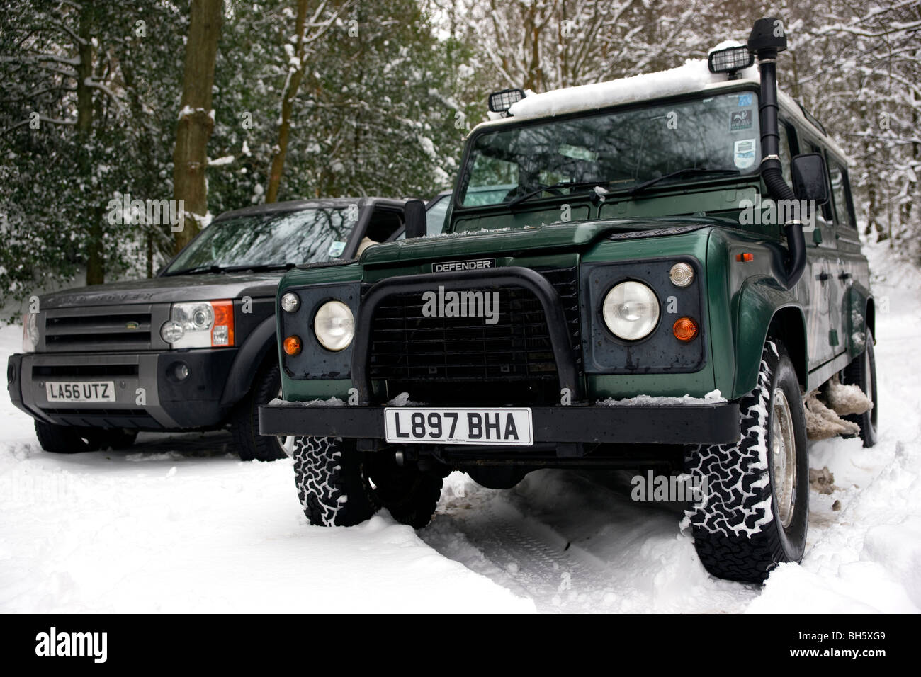 Land Rover giovani e vecchi nella neve Foto Stock