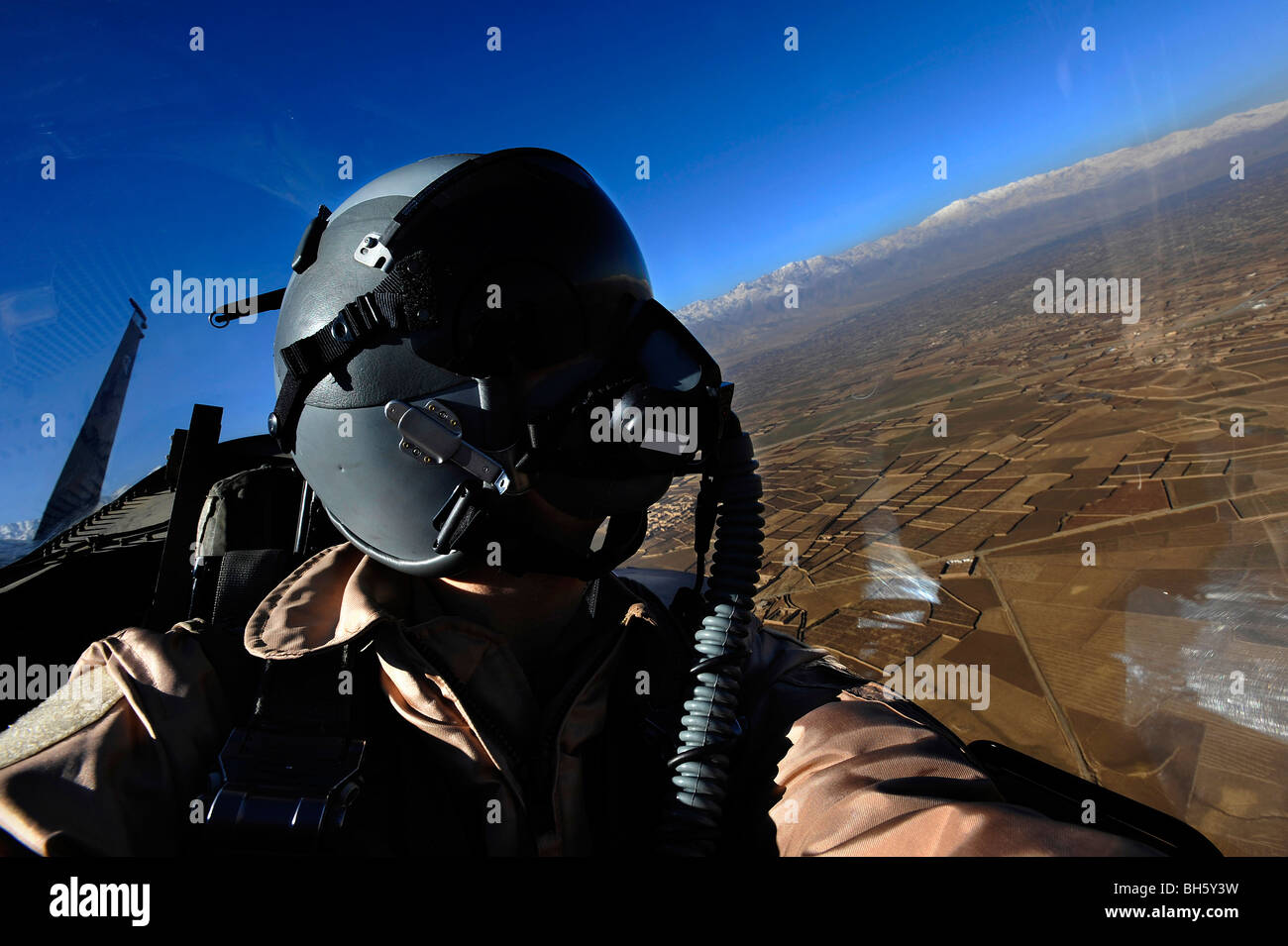 Stati Uniti Air Force Combattimento aereo fotografo orologi per le minacce di un F-15E Strike Eagle. Foto Stock