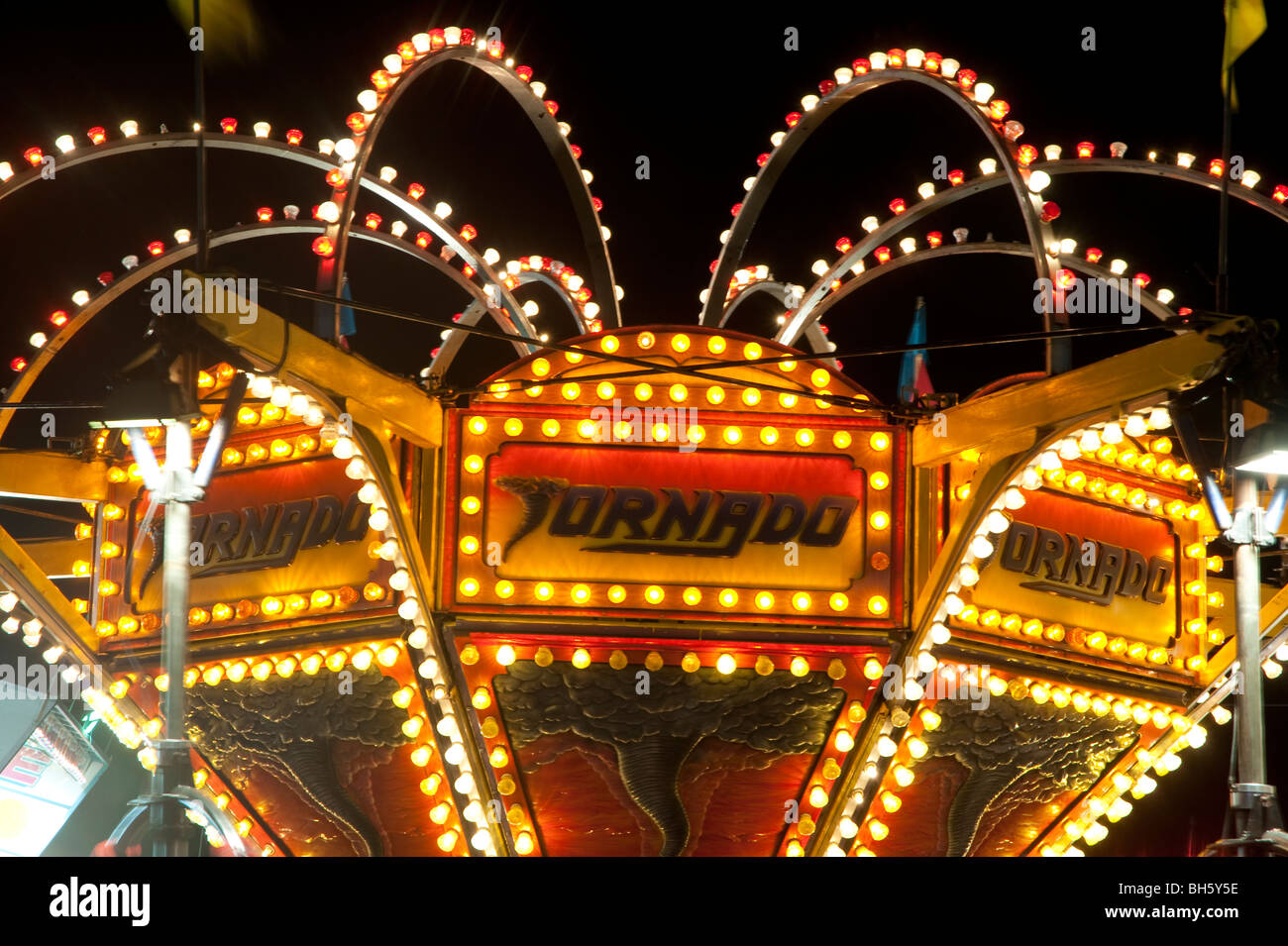 Luci di vorticazione del carnevale giostre di notte. Foto Stock