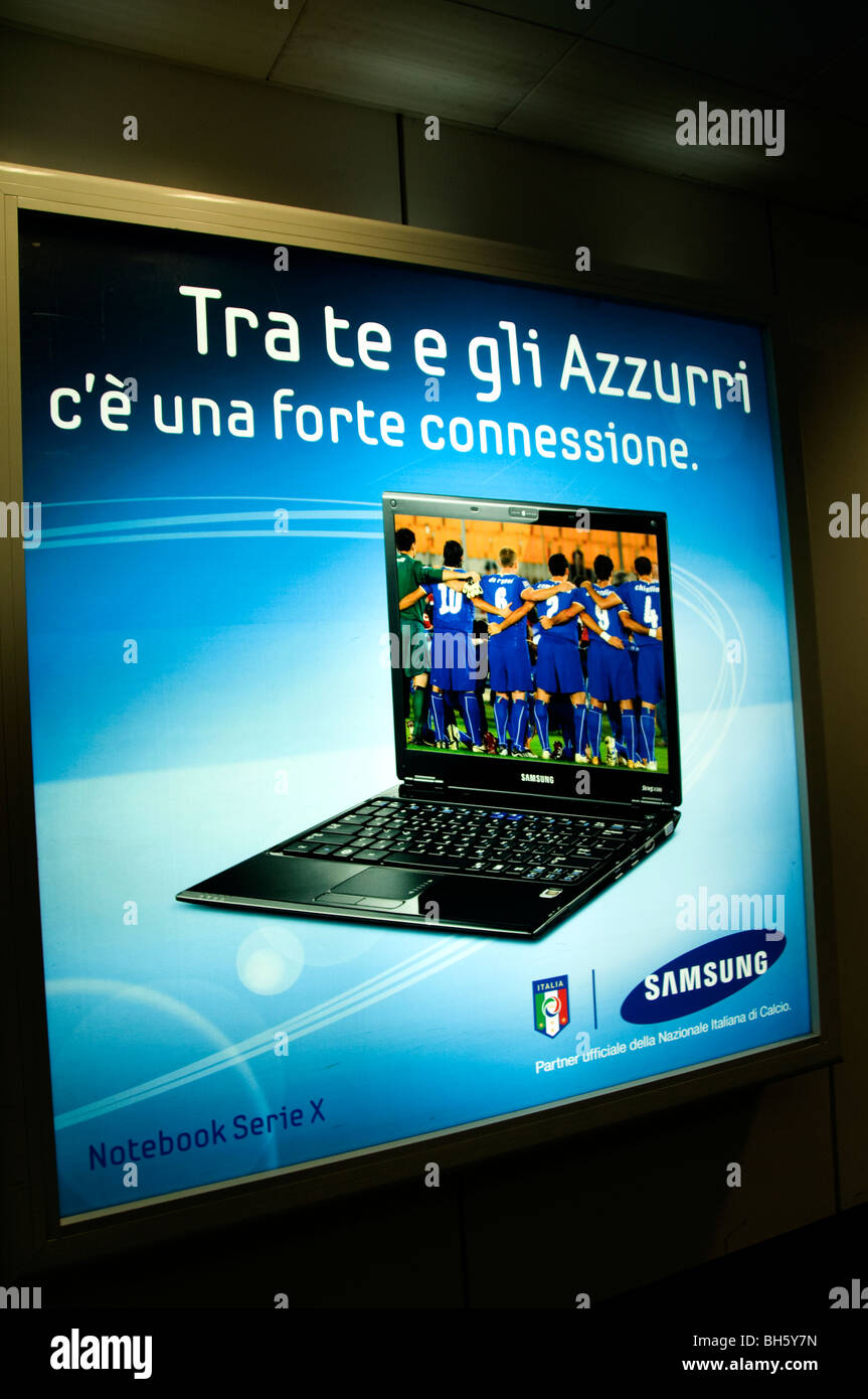 Computer portatile cellulare telefono cellulare Soccer Football Samsung Aereoporto Roma Italia telefono Foto Stock