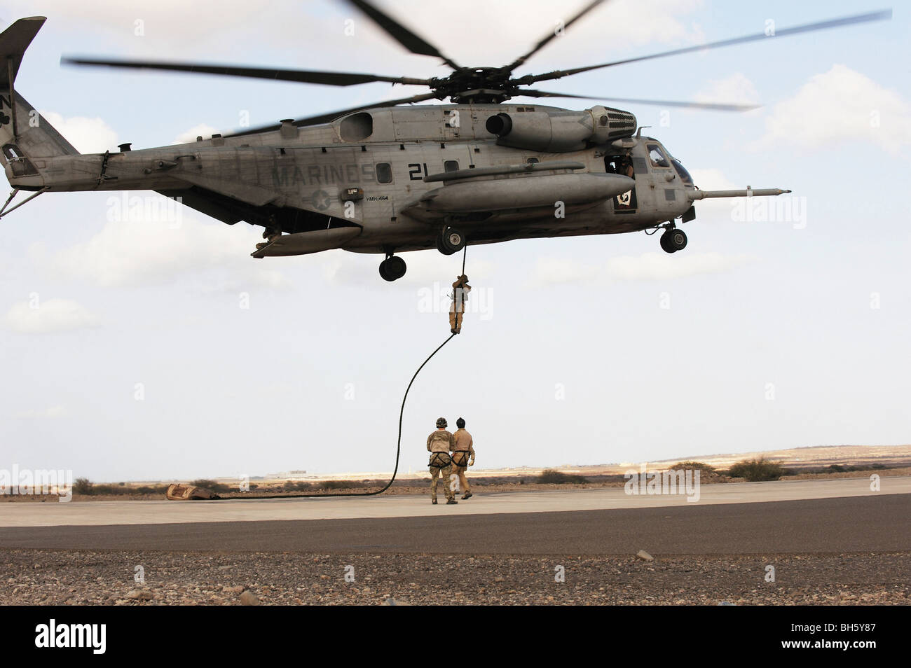 Air Force pararescuemen condurre una lotta contro l'inserimento e l'estrazione esercizio in Gibuti, Africa. Foto Stock