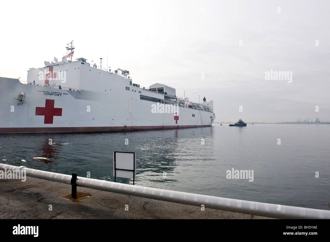 I militari di comando Sealift nave ospedale USNS Comfort si allontana dal Cantone di Pier. Foto Stock