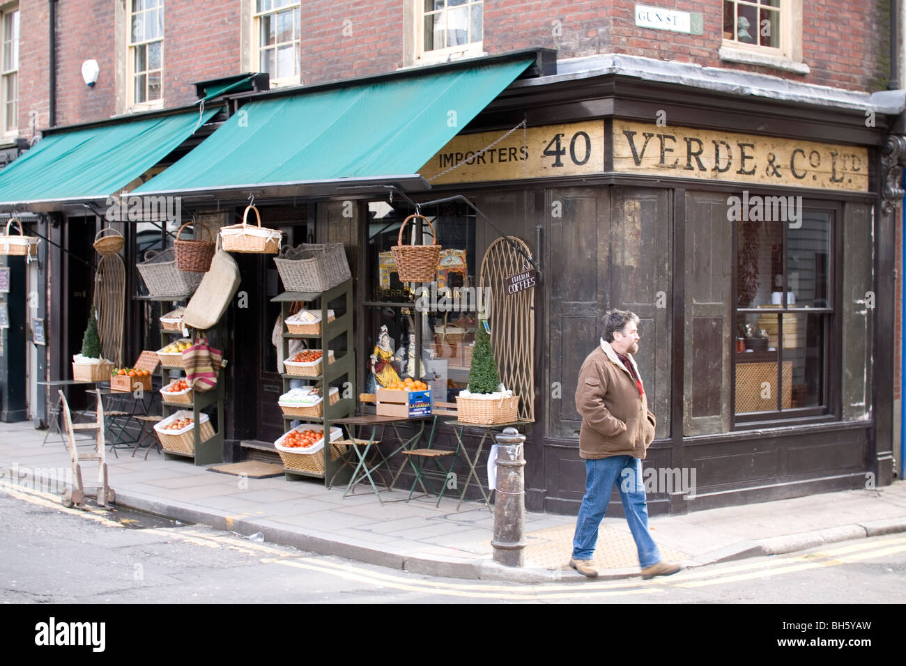 Negozi di alimentari tradizionali shop verde & Co, pistola St est di Londra. Foto Stock