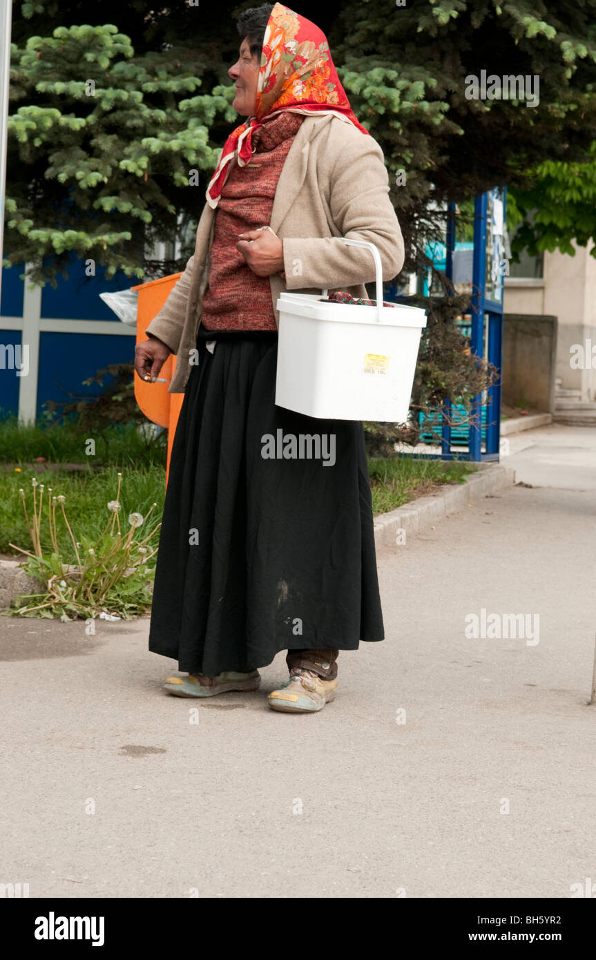 A Roma Gypsy contadino che vendono merci a Campina Romania Europa orientale Foto Stock