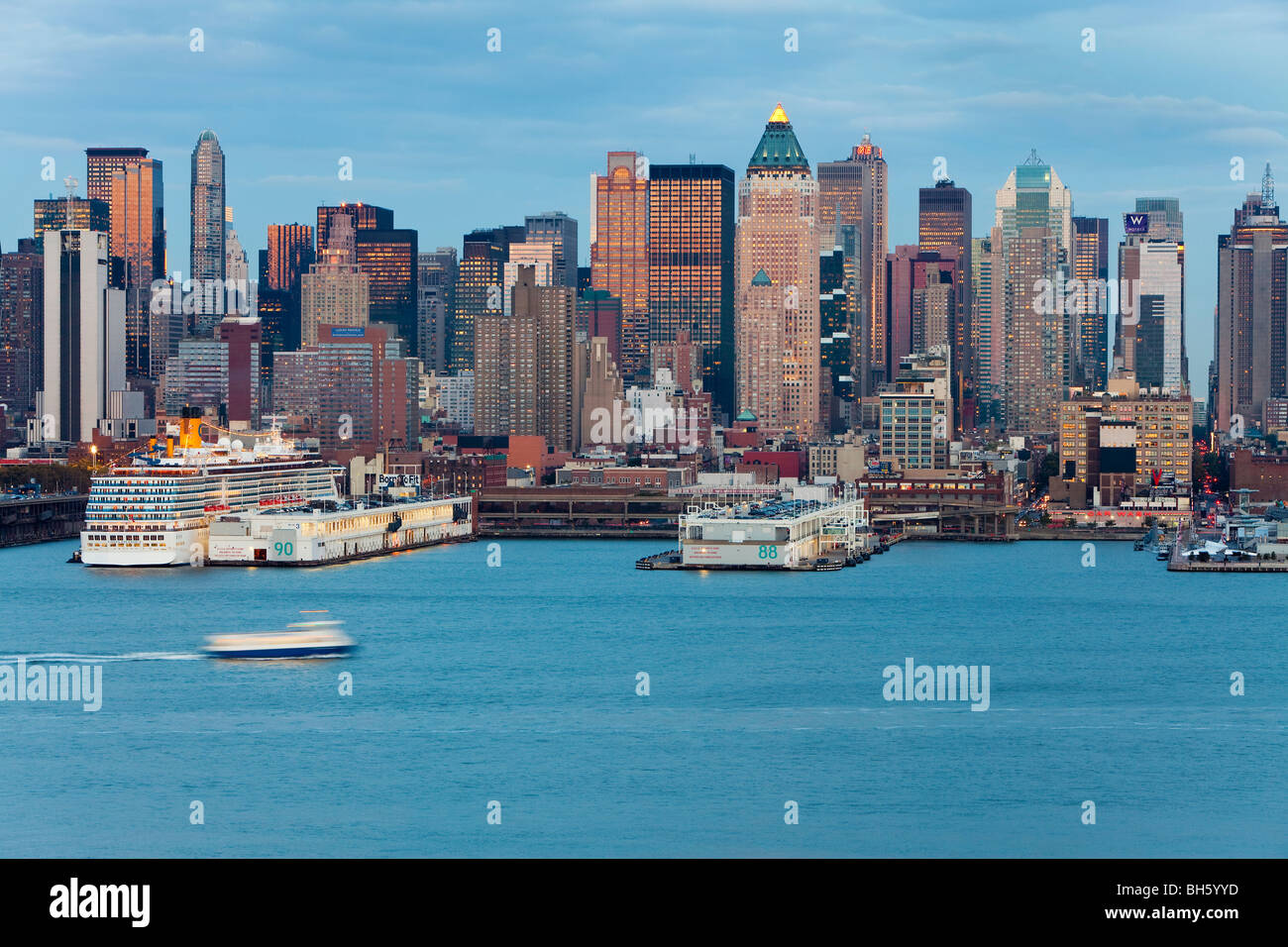 Stati Uniti d'America, la città di New York Midtown Skyline di Manhattan attraverso il Fiume Hudson Foto Stock