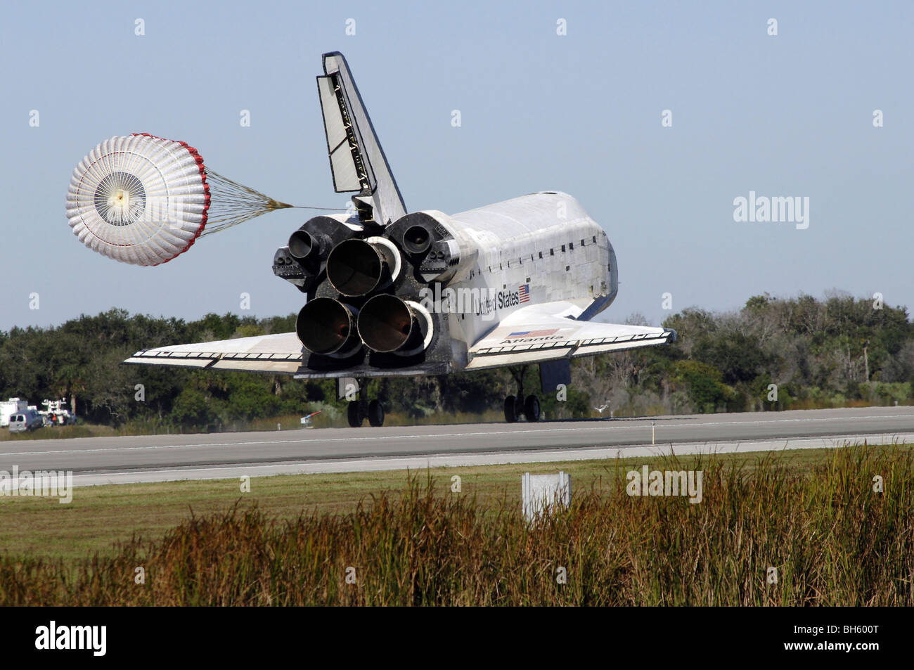 Space Shuttle Atlantis distende le sue trascinare lo scivolo al momento dell'Atterraggio al Kennedy Space Center, Florida. Foto Stock