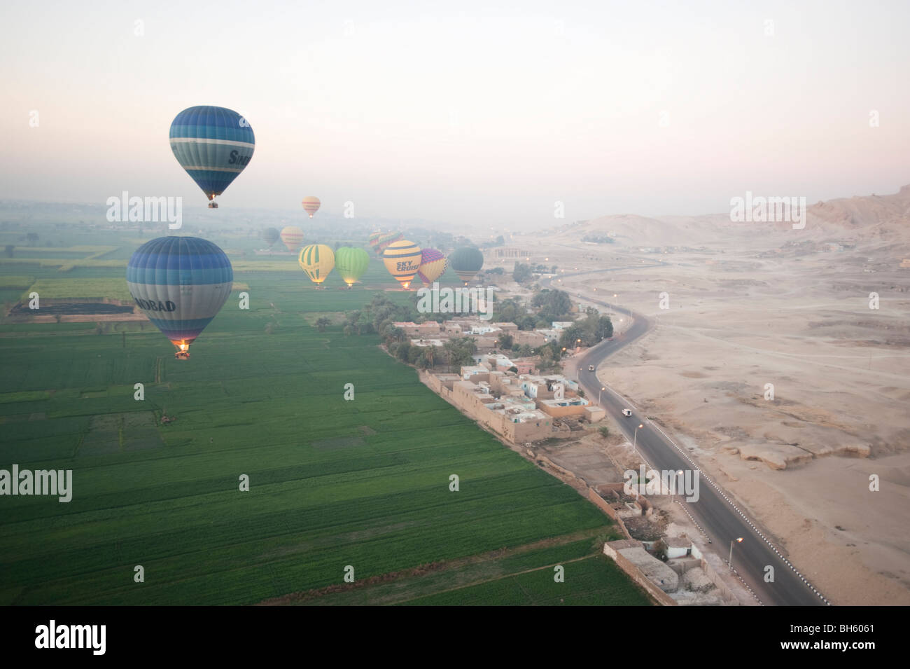 Giro in Mongolfiera vicino alla Valle dei Re, Luxor, Egitto, Africa Foto Stock