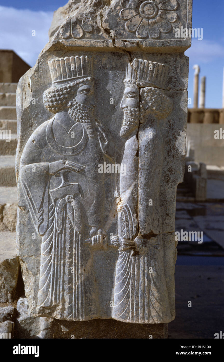Il persiano nobili, fine della scala Tripylon, Persepolis, Iran 690125 122 Foto Stock