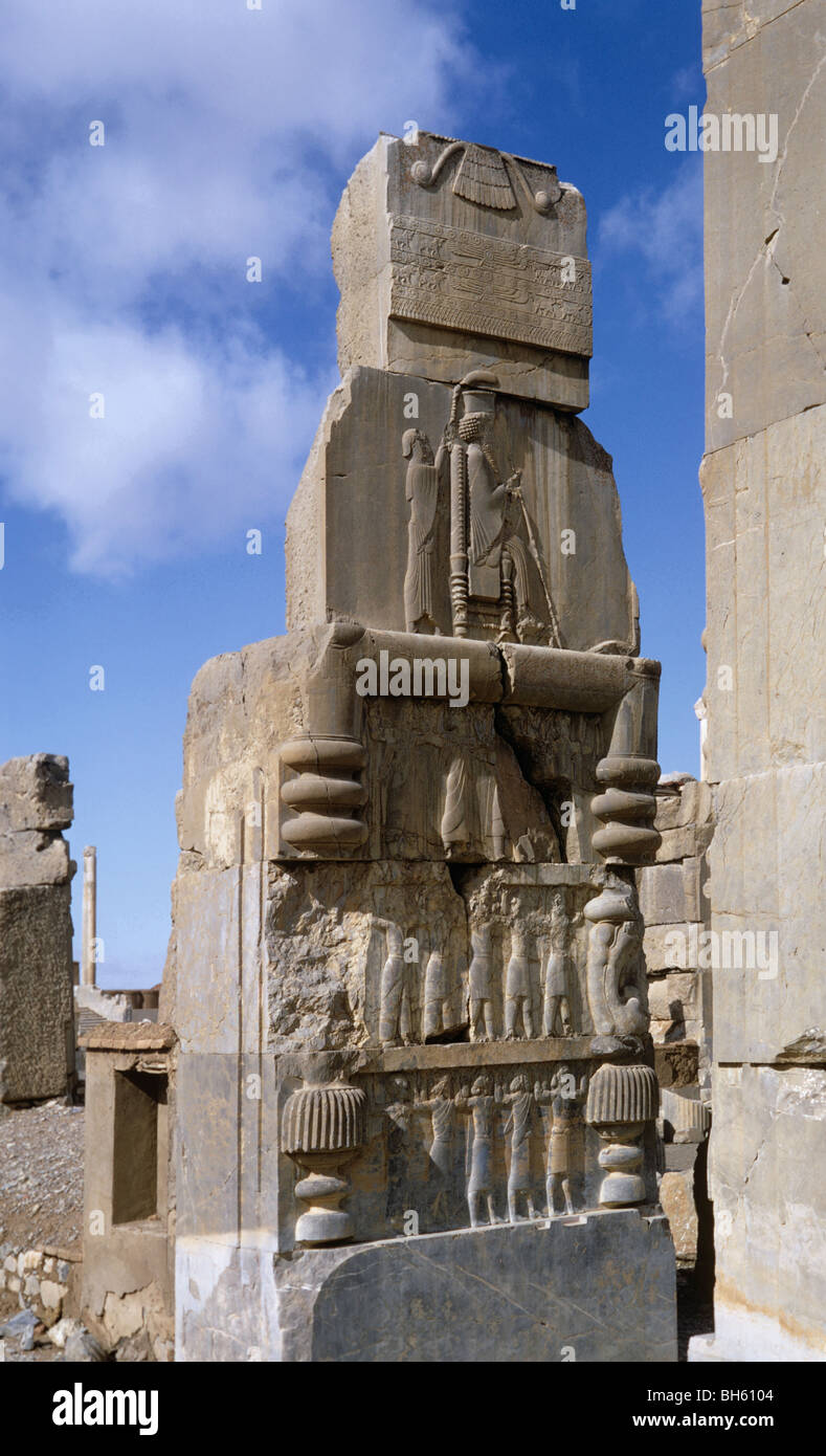 Artaserse in rilievo sul portale sud della sala delle colonne 100, Persepolis, Iran 690125 126 Foto Stock